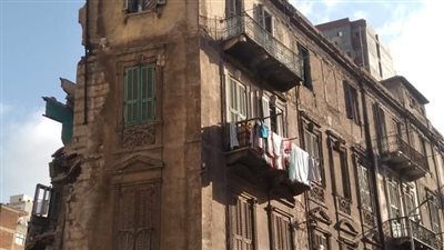 إصابة سيدتين وطفلة في انهيار شرفة عقار بمنطقة الجمرك بالإسكندرية