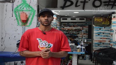 دكتور الملابس، شاب يعيد إحياء الملابس القديمة والمتهالكة (فيديو وصور) 