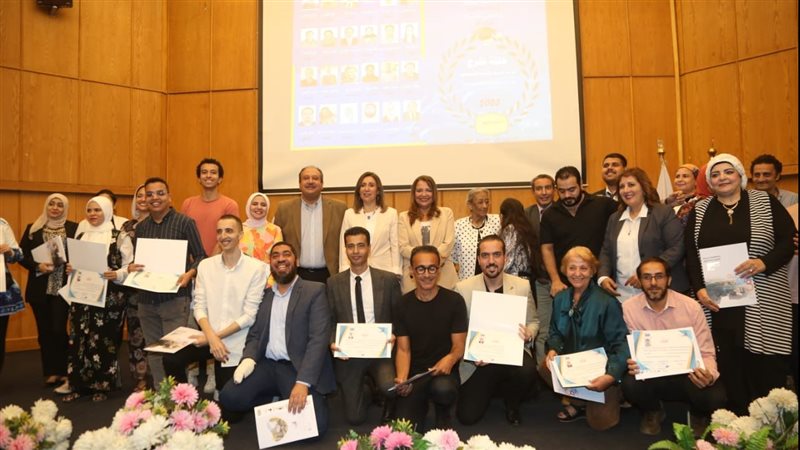 وزيرة الثقافة تسلم