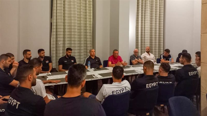 اجتماع ياسر قمر باللاعبين،