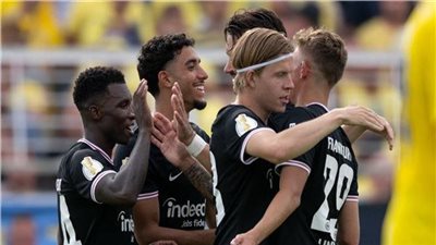 فيردر بريمن يتقدم 1-0 على إينتراخت في الشوط الأول بحضور مرموش