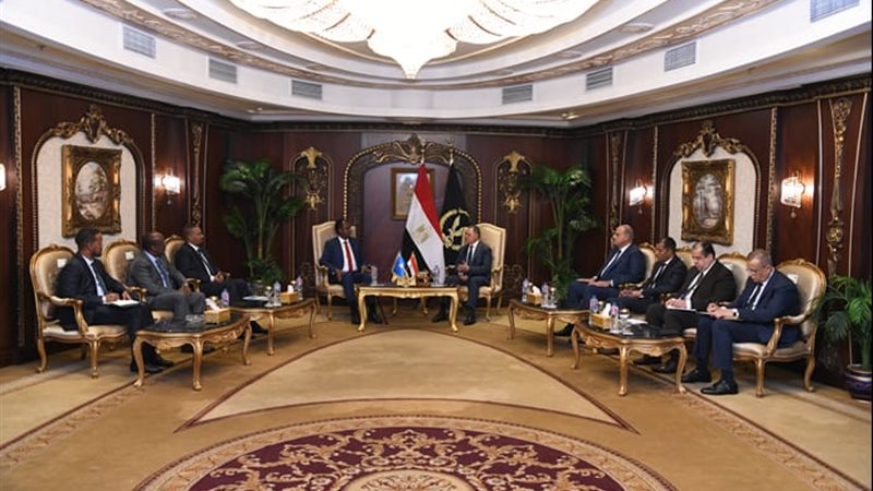 وزير الداخلية مع