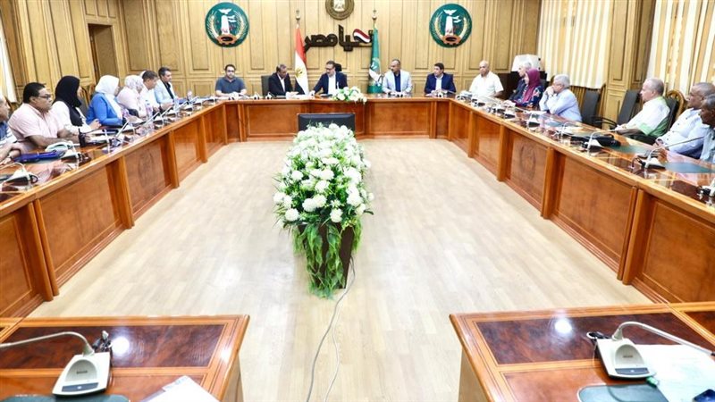محافظ المنوفية يناقش