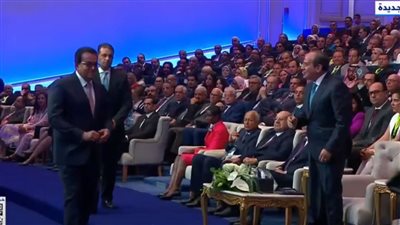 وزير الصحة يمنح الرئيس السيسي نسخة من الاستراتيجية الوطنية للسكان والتنمية (فيديو)