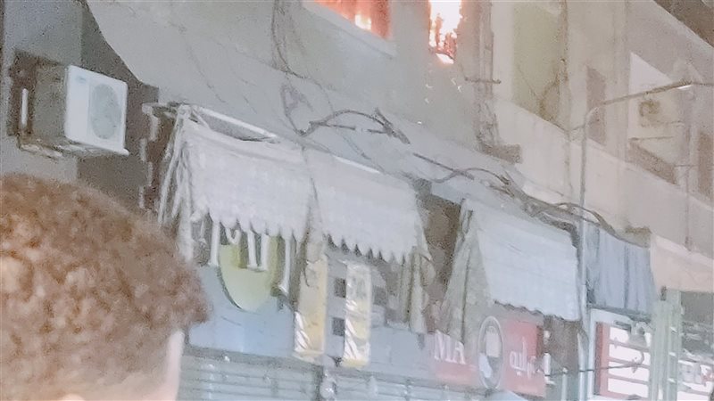 لحظة حريق مخزن أحذية