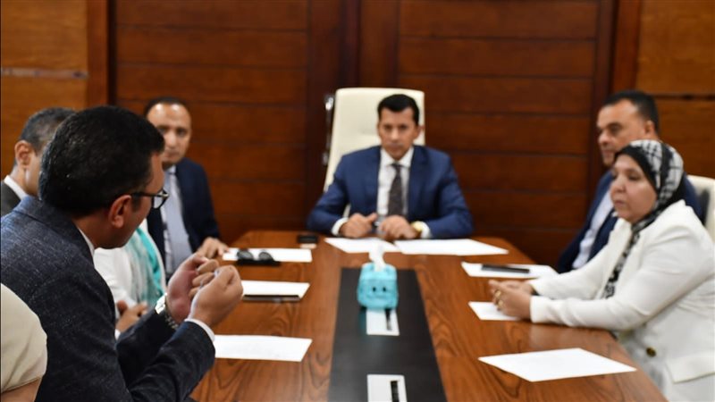 وزير الشباب يبحث