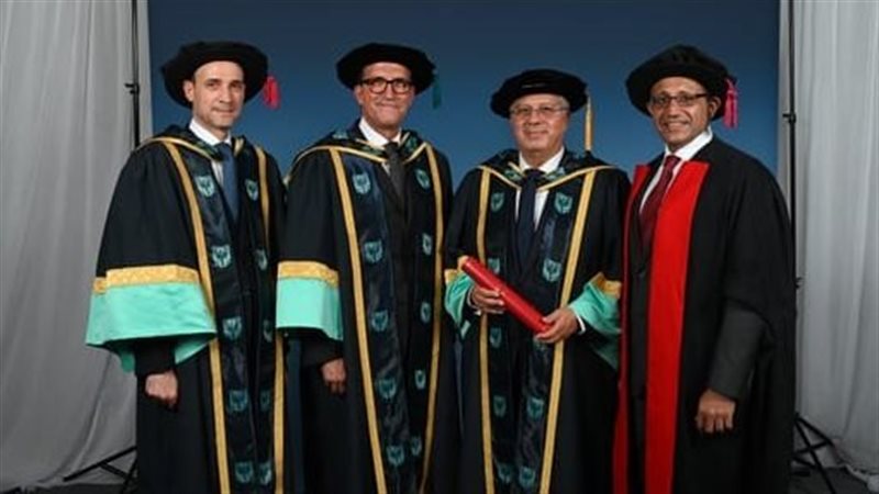 جامعة إيست لندن تمنح