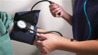 علاج الضغط المنخفض، بشرب الماء والملح والوجبات الصغيرة