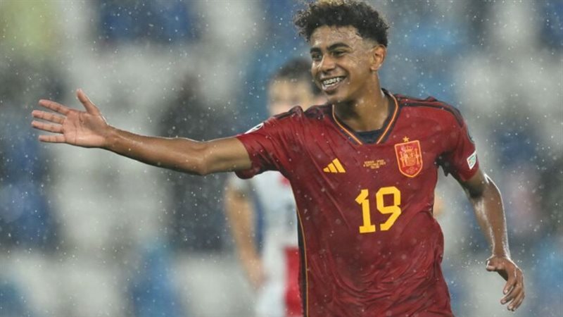 لامين يامال لاعب
