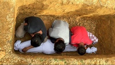 تفسير حلم إخراج ميت من القبر في المنام وعلاقته بالخلافات ونقص المال 