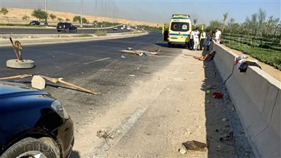 بالصور، انقلاب سيارة نصف نقل على الطريق الأوسطي اتجاه التجمع