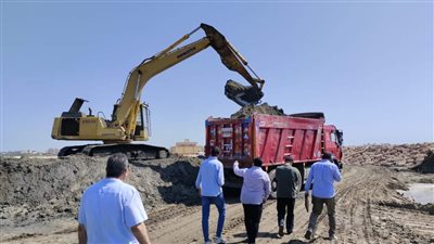 البحيرة تواصل أعمال تكريك وتطهير مرسى الصيادين 