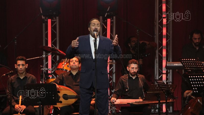 على الحجار على مسرح