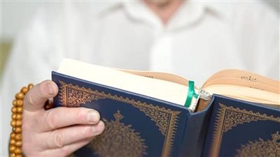 ما حكم إلقاء السلام على قارئ القرآن؟ الإفتاء تجيب
