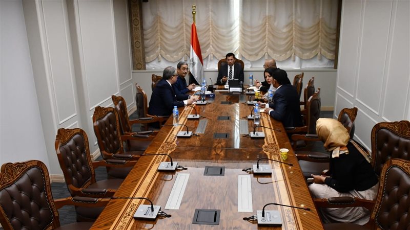 وزير الرياضة يجتمع