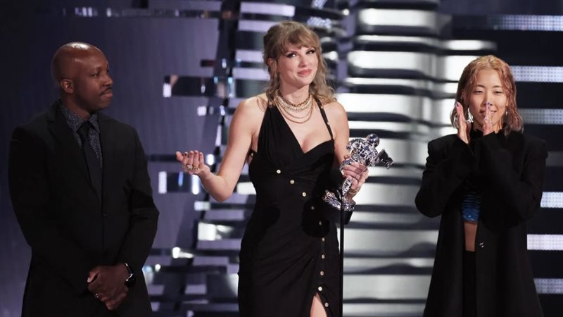 تايلور سويفت في VMAs،