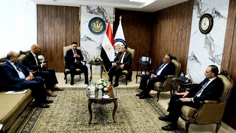 لقاء طارق الملا ومدير