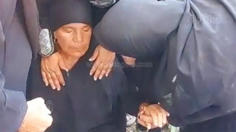 مفترشة الأرض.. والدة