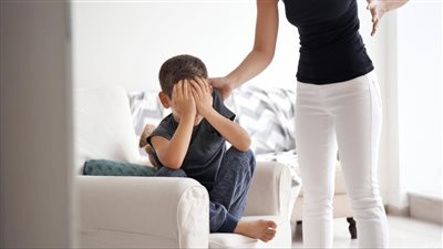 مخاطر ضرب الاطفال، ونصائح للتعامل مع السلوكيات الخاطئة دون عنف