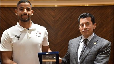 أشرف صبحي يستقبل لاعب دوري مراكز الشباب المنضم للمنتخب الأولمبي 