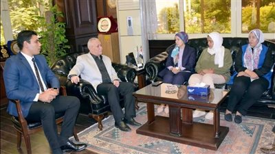 محافظ الأقصر يتابع أعمال لجنة تقييم المشروعات الخضراء ضمن المبادرة الرئاسية