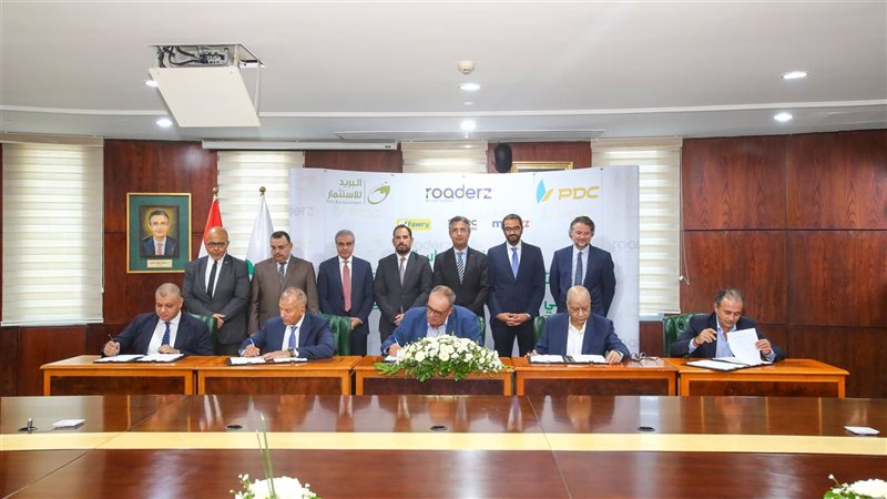توقيع عقد الاستثمار،