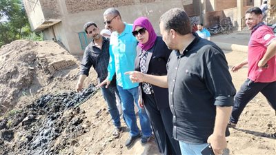 بعد شكوى الأهالى من الثعابين، مجلس مدينة الباجور يطهر ترعة القرينين (صور)