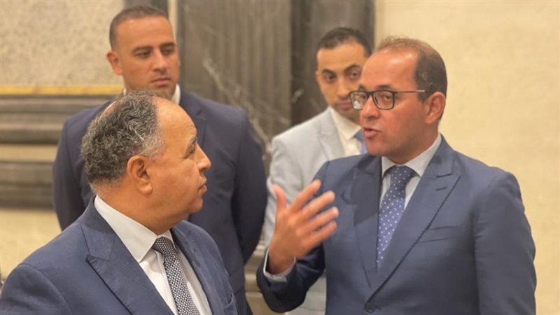 محمد معيط ويرافقه