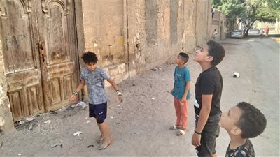  بصحبة الموتى يعيشون ويلعبون.. أطفال المقابر: «لو اتهدت مش هنعرف نلعب ولا ندرس».. وباحثون: العيش وسط القبور يؤثر على الصحة النفسية والعصبية (فيديو وصور) 