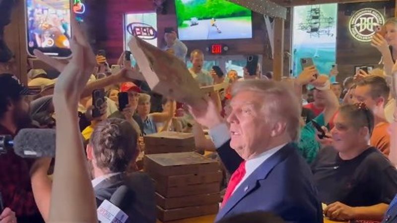 بيتزا ترامب تستقطب