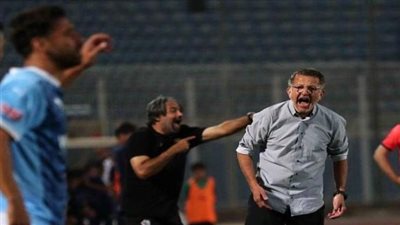 على طريقة سيد عبد الحفيظ، مدحت عبد الهادي ينفعل على حكام مباراة بيراميدز (فيديو)