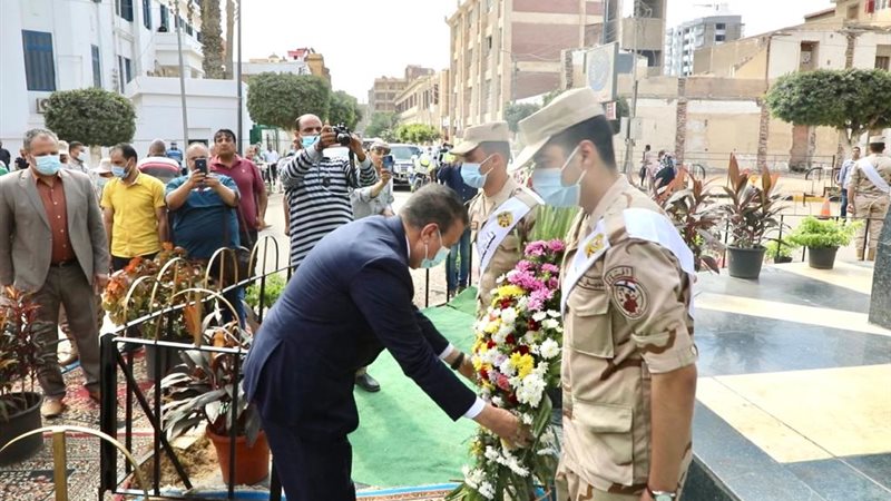 محافـظ المنوفية يضع
