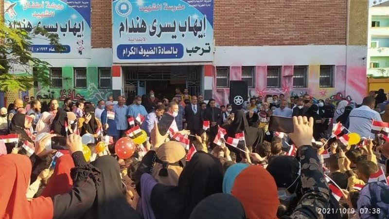 استقبال الطلاب بالاعلام