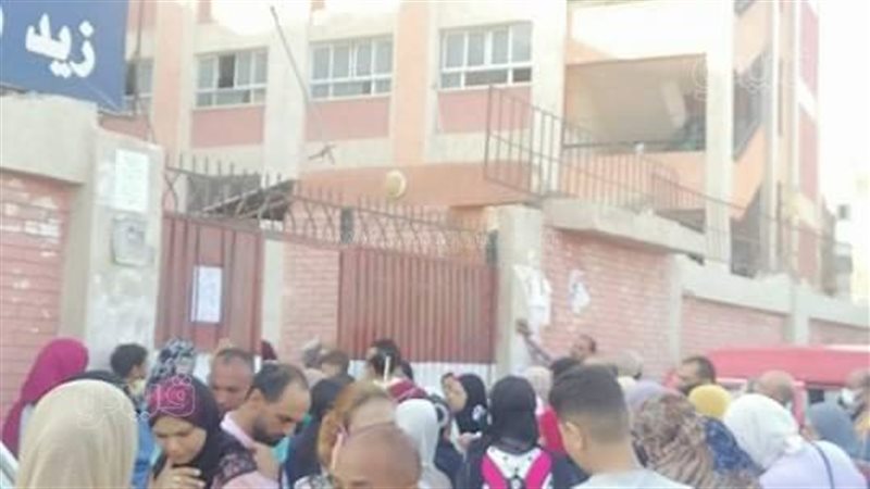 زحام ومشاجرات أمام