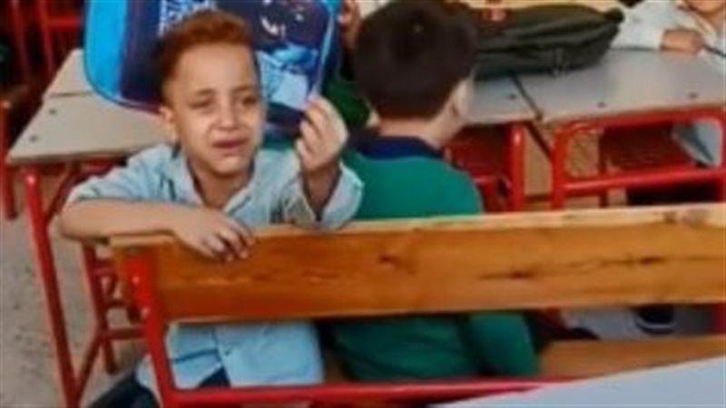 الطفل الباكي