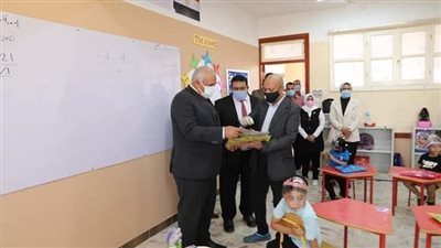 محافظ الوادي الجديد يتفقد سير العملية التعليمية بعدد من المدارس |صور
