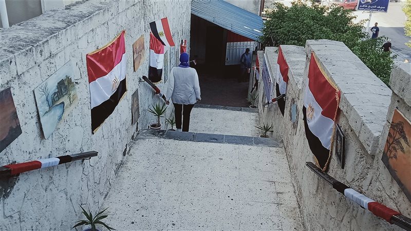 الأعلام تزين مدارس