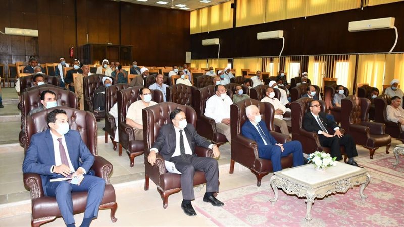 اجتماع المحافظ  مع