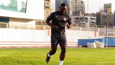 رزاق سيسيه يؤدي تدريبات تأهيلية في صالة الجيمانيزيوم خلال مران الزمالك