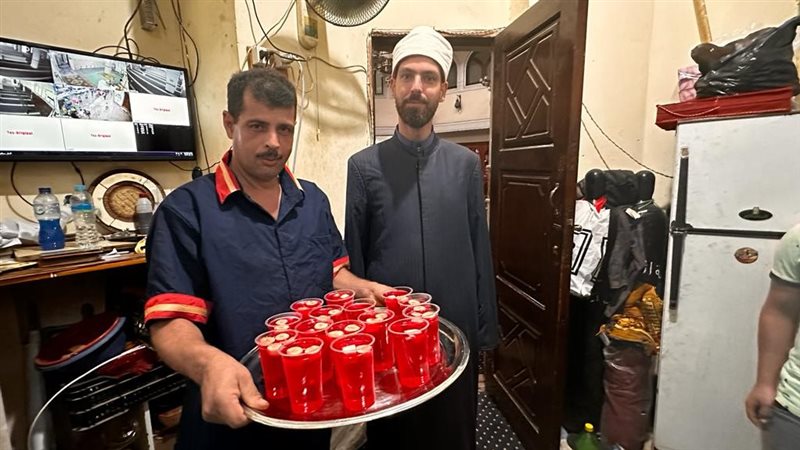 توزيع الشربات احتفالا