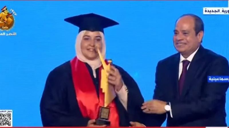 السيسي يكرم المتفوقين،