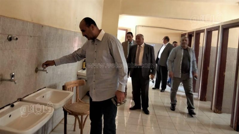سكرتير بني سويف يراجع