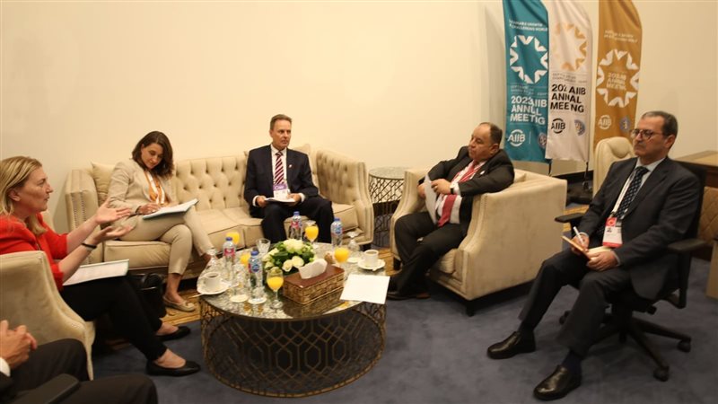 وزير المالية فى لقائة