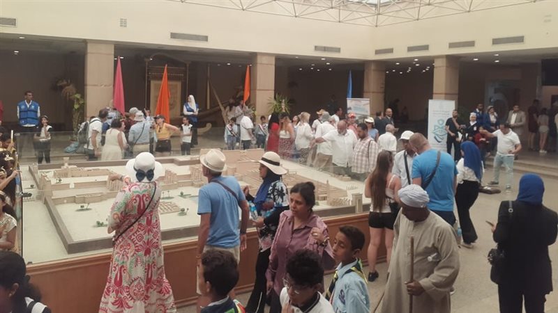 جانب من توافد السباح