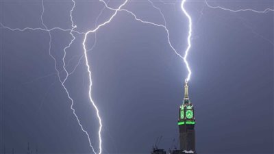مشهد مهيب، صاعقة برق تضرب برج الساعة في مكة (فيديو)