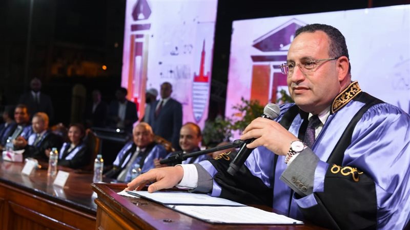 الدكتور عبد العزيز