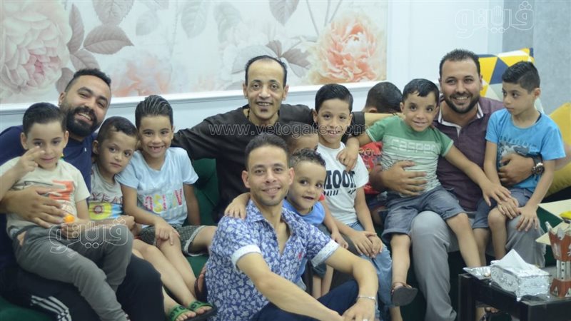 الشقيقان مع الأطفال،