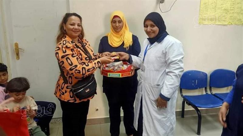 طبيبة قبطية توزع