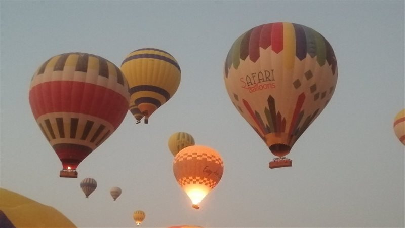 تحليق 60 رحلة بالون