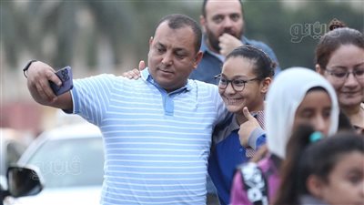 سيلفي وعلامة النصر، 20 صورة ترصد فرحة طالبات مصر الجديدة بالعام الدراسي الجديد